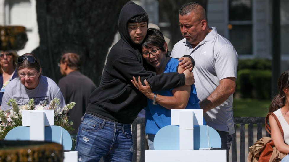 Dolientes visitan el monumento a las víctimas del tiroteo en la escuela de Texas.