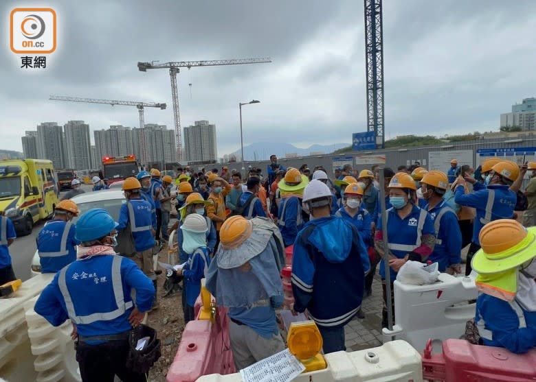 A large number of site workers have fled to one side.  (Photo by Wu Zhenxing)   