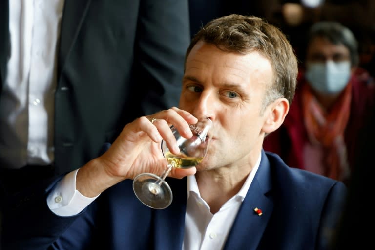 Emmanuel Macron boit un verre de vin au cours d'un déplacement sur le Tour de France cycliste, à Sainte-Marie-de-Campan (Hautes-Pyrénées), le 15 juillet 2021 (AFP/Archives - Ludovic MARIN)