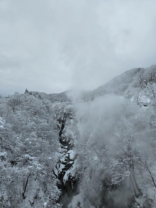 小安峽大噴湯的水煙霧和雪景都能清楚捕捉。（圖／葉韋辰攝）