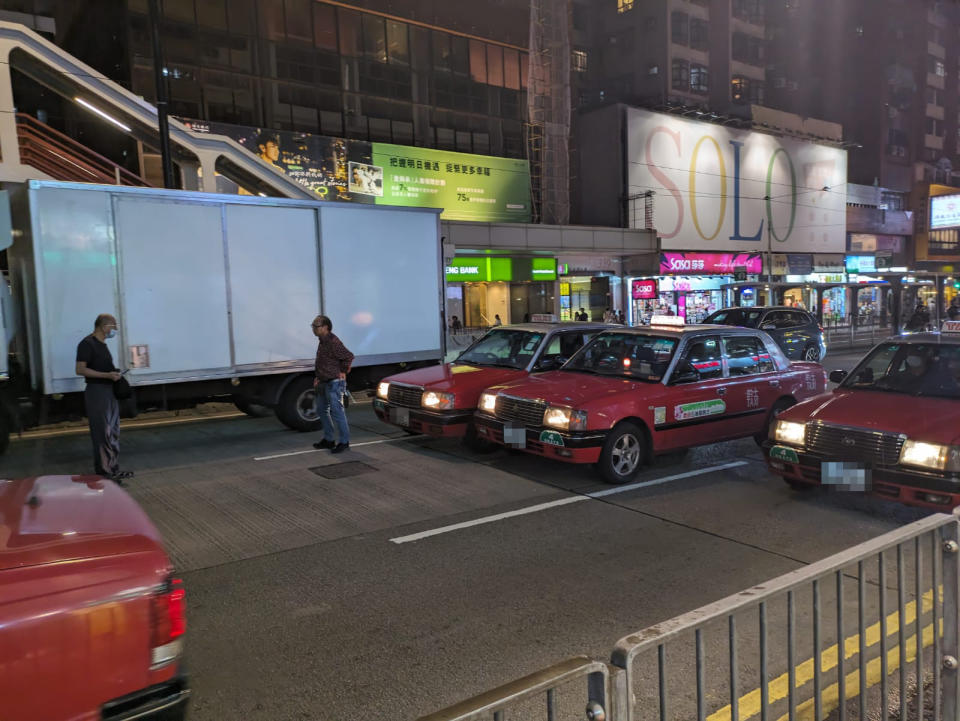 今年4月兩架的士於北角發生碰撞，司機下車處理。