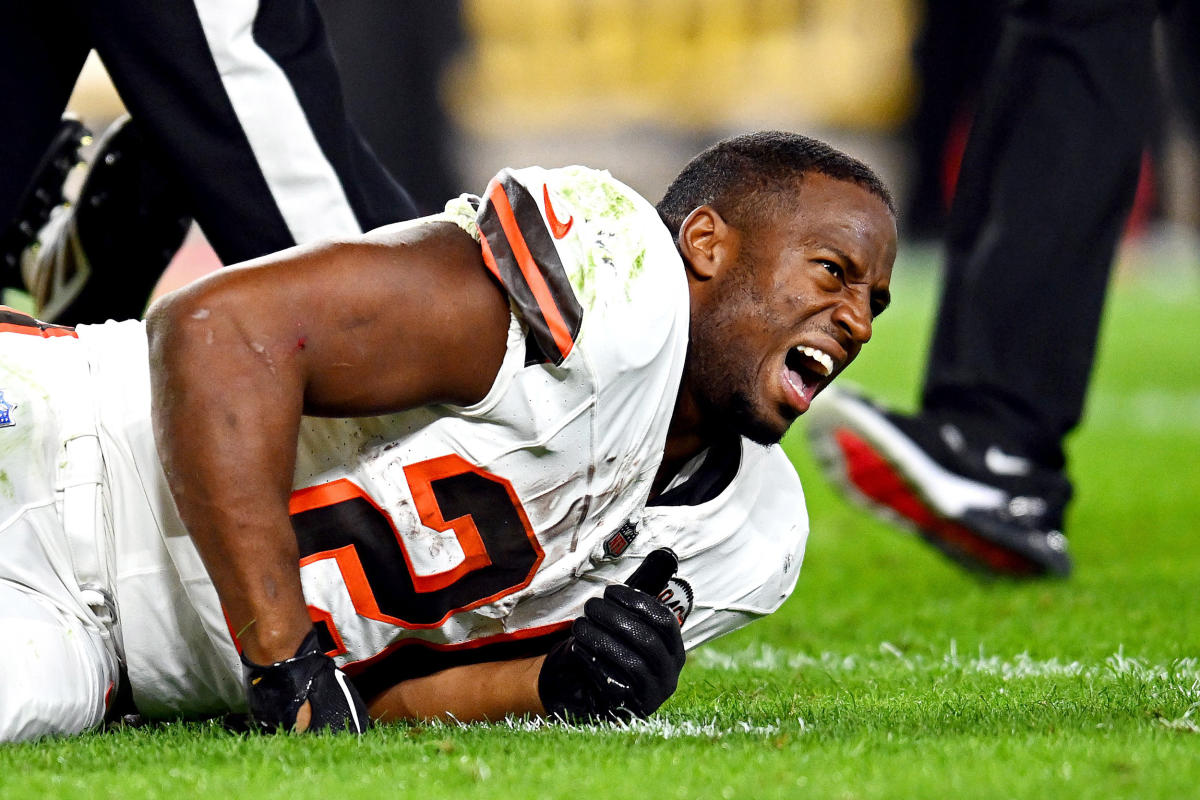 Nick Chubb: Cleveland Browns running back carted off the field after knee  injury