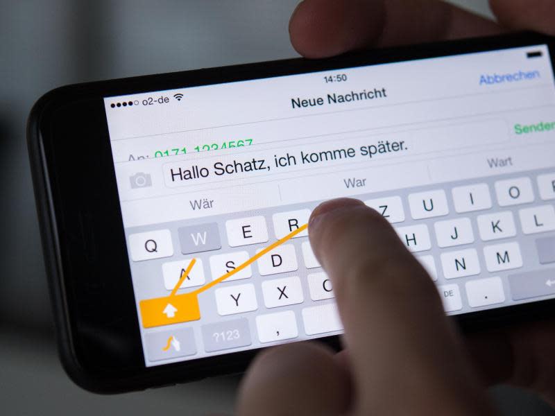 Wischen statt Tippen. Mit Tastatur-Apps von Drittanbietern, hier die App Swype, kann man oft schneller Texte eingeben. Foto: Andrea Warnecke