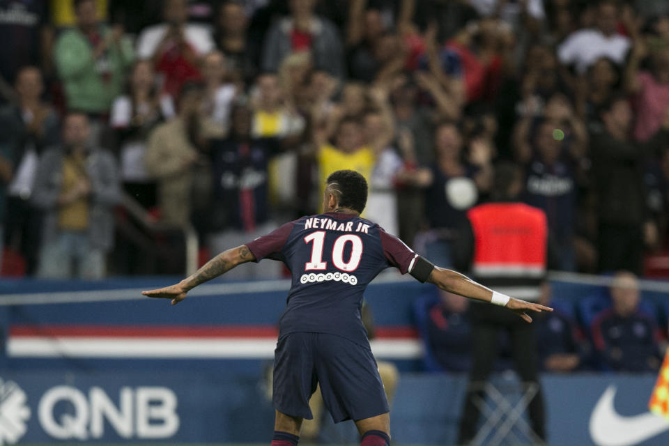 Sur une autre planète, Neymar a survolé la rencontre PSG-TOULOUSE dimanche soir… (AP Photo/Kamil Zihnioglu)