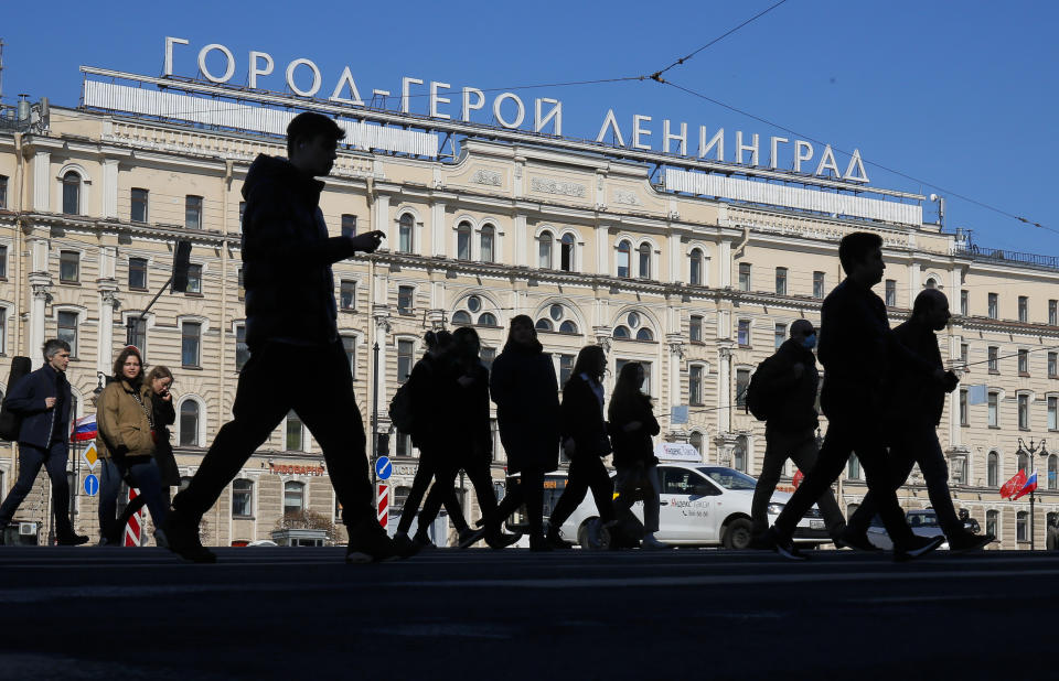 "Heroica Ciudad de Leningrado" dice un cartel arriba del Hotel Oktyabrskaya, frente a la principal estación de trenes de San Petersburgo, en foto del 1ro de mayo del 2020. Durante la era soviética la ciudad fue llamada Leningrado. (AP Photo/Dmitri Lovetsky)