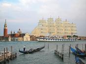 Der Fünfmaster «Royal Clipper» direkt vor Venedig - solche Luxus-Segelschiffe haben Gäste, die immer wieder kommen. Foto: Star Clippers