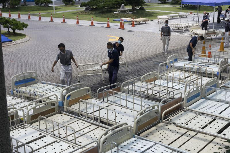 30 hospital beds were picked up from KL Tzu-Chi Jing Si Hall by a truck sent by the hospital. — Picture courtesy of Tzu Chi Foundation