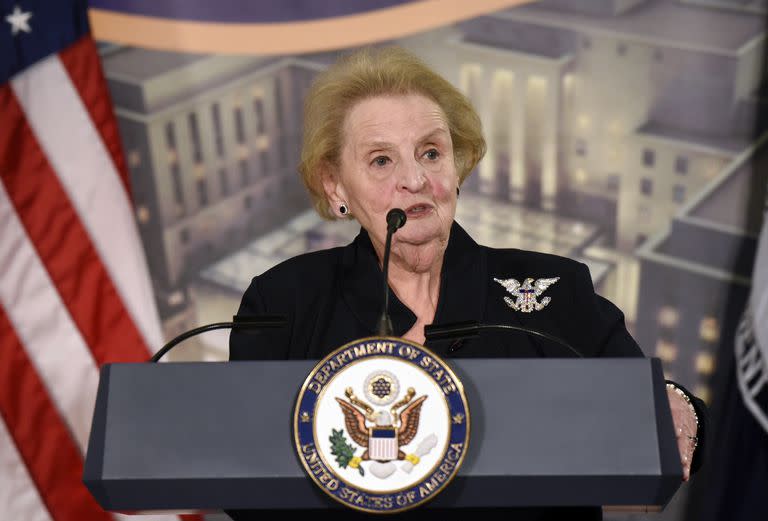 La exsecretaria de Estado Madeleine Albright habla en una conferencia de prensa con un pin que reversiona el águila calva, emblema oficial de Estados Unidos, símbolo del poder y la autoridad