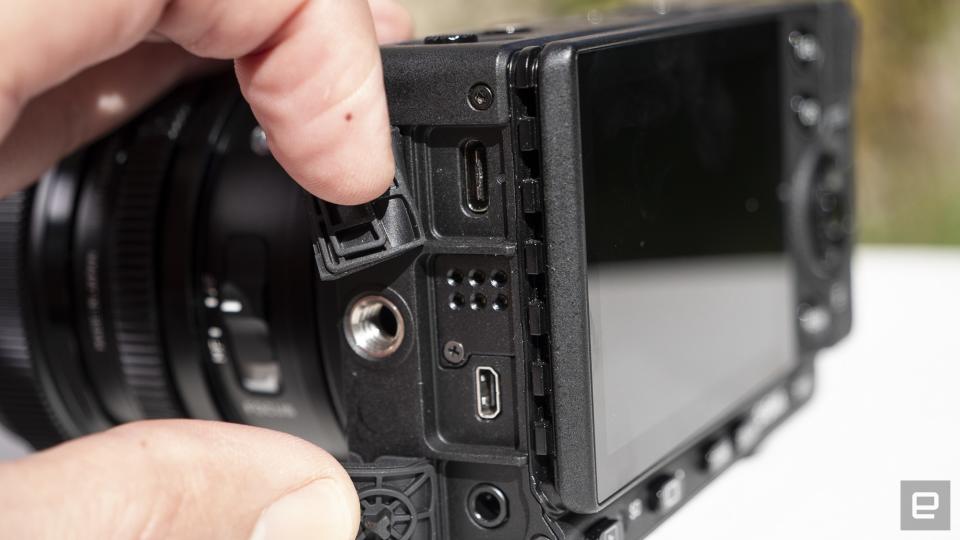 <p>Sigma fp L full-frame mirrorless camera hands-on</p> 