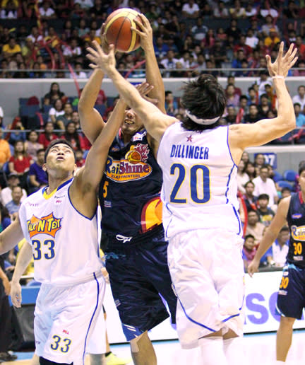 Larry Rodriguez battles against Ranidel De Ocampo and Jared Dillinger. (PBA Images)