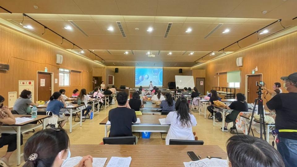 朴子市公所舉辦「托育人員專業訓練班」，於公所多功能會議中心開辦。﹙記者張誼攝﹚