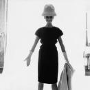 Audrey Hepburn posó para la revista Vogue en 1963 con un vestido de seda de Givenchy, un llamativo gorro y guantes blancos. Gracias a su diseñador de cabecera consiguió convertirse en una de las mejores embajadoras del chic francés. (Foto: Bert Stern / Getty Images)