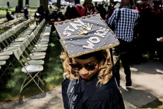 Une étudiante portant le message “Restez woke” sur son chapeau lors de la première cérémonie de remise des diplômes de l’université Harvard pour les étudiants noirs, à Cambridge (Massachusetts), le 23 mai 2017.. Photo TONY LUONG/THE NEW YORK TIMES