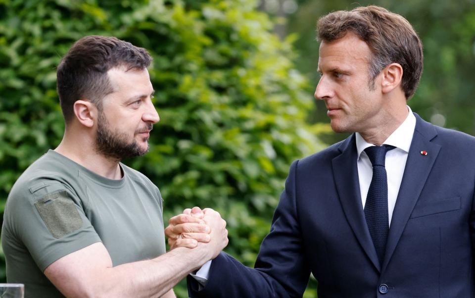 Ukrainian President Volodymyr Zelensky (L) and French Fresident Emmanuel Macron shake hands after giving a press conference in Kyiv, on June 16, 2022 - LUDOVIC MARIN/AFP