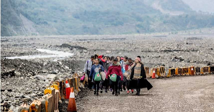 為讓部落孩子深刻感受土地力量，賀連華還帶學員走在被土石流填滿的荖濃溪，徒步1小時才走到成果發表的場地。（圖／翻攝精靈幻舞舞團臉書）