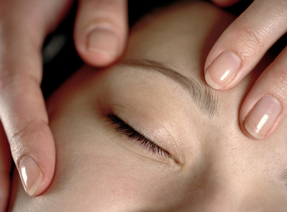 Bildschirmarbeit und wenig Schlaf können zu Augenringen und tiefen Falten führen. Helfen Augenmassagegeräte? (Symbolbild: Getty Images)