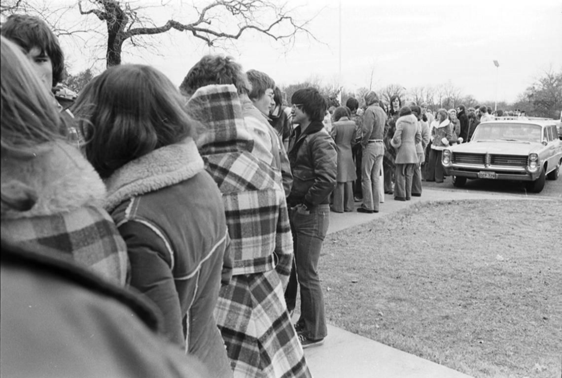 Jan. 3, 1976: A crowd waiting in line to apply for jobs for the 1976 season at Six Flags Over Texas