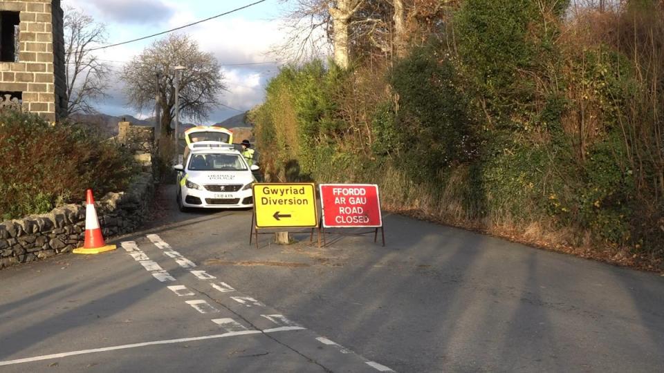 A police cordon remains in place between Garreg and Pont Aberglaslyn (PA)