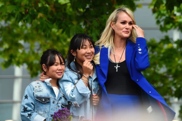 Laeticia Hallyday à Toulouse, samedi, avec ses filles Jade et Joy.