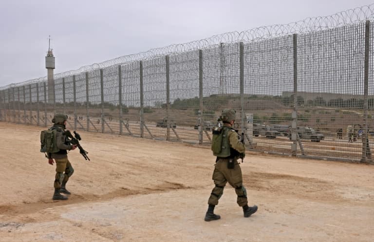 Des soldats israéliens marchent près de la clôture le long de la frontière avec la bande de Gaza dans le sud d'Israël, le 7 décembre 2021. PHOTO D'ILLUSTRATION - MENAHEM KAHANA © 2019 AFP