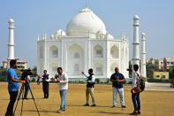 <p>El Taj Mahal es uno de los edificios más icónicos del mundo y un hombre, llamado Anand Prakash Chouksey<strong>,</strong> ha querido regalarle una réplica de este palacio a su mujer. (Photo by UMA SHANKAR MISHRA/AFP via Getty Images)</p> 