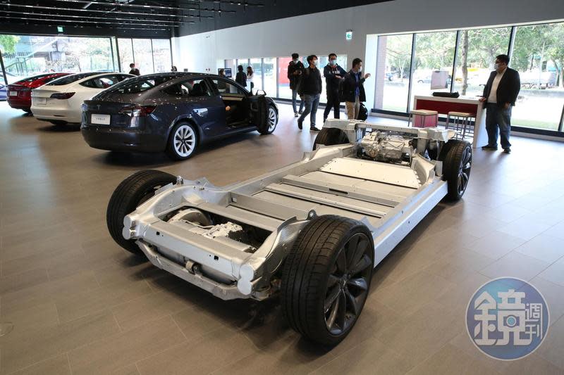 特斯拉宣布，未來所有標準車款都將全面改用磷酸鐵鋰電池。
