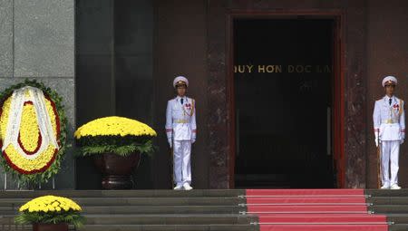 Soldiers stand guard next to a wreath laid by China's President Xi Jinping after a wreath-laying ceremony at the mausoleum of late Vietnamese revolutionary leader Ho Chi Minh in Hanoi, Vietnam, November 6, 2015. REUTERS/Kham -