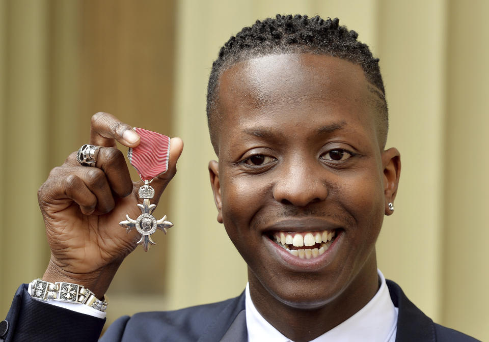 ARCHIVO - Jamal Edwards con su condecoración como Miembro de la Orden del Imperio Británico (MBE) después de que le fuera otorgada por el príncipe de Gales en una ceremonia de Investidura en el Palacio de Buckingham en Londres el 26 de marzo de 2015. El empresario musical Jamal Edwards, quien ayudó a lanzar las carreras de Ed Sheeran, Jessie J y Stormzy, ha muerto. Tenía 31 años. Su madre, la cantante y presentadora, Brenda Edwards, dijo el lunes 21 de febrero de 2022 que su hijo murió el día antes después de una enfermedad repentina. (John Stillwell/PA via AP, archivo)