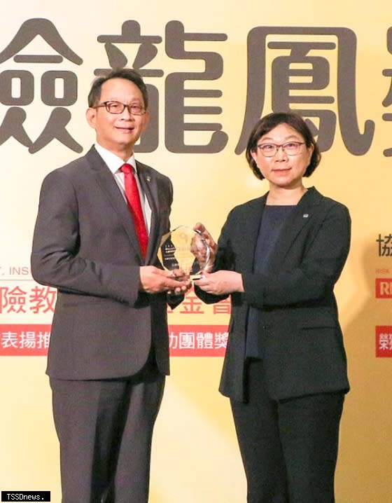 三商美邦人壽副總許健文（左）代表接受金管會保險局副局長王麗惠（左）頒發獎。
