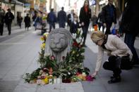 <p>Eine Frau legt in der Drottninggatan in Stockholm Blumen nieder. In der Einkaufsstraße ist ein IS-Sympathisant am 7. April mit einem Lkw in eine Menschenmenge gerast. Bei dem Anschlag wurden vier Menschen getötet, 15 weitere zum Teil schwer verletzt. (Bild: Markus Schreiber/AP) </p>