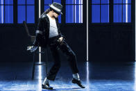 En esta imagen difundida por O & M Co./DKC, Myles Frost durante una función del musical "MJ". (Matthew Murphy/O & M Co./DKC vía AP)