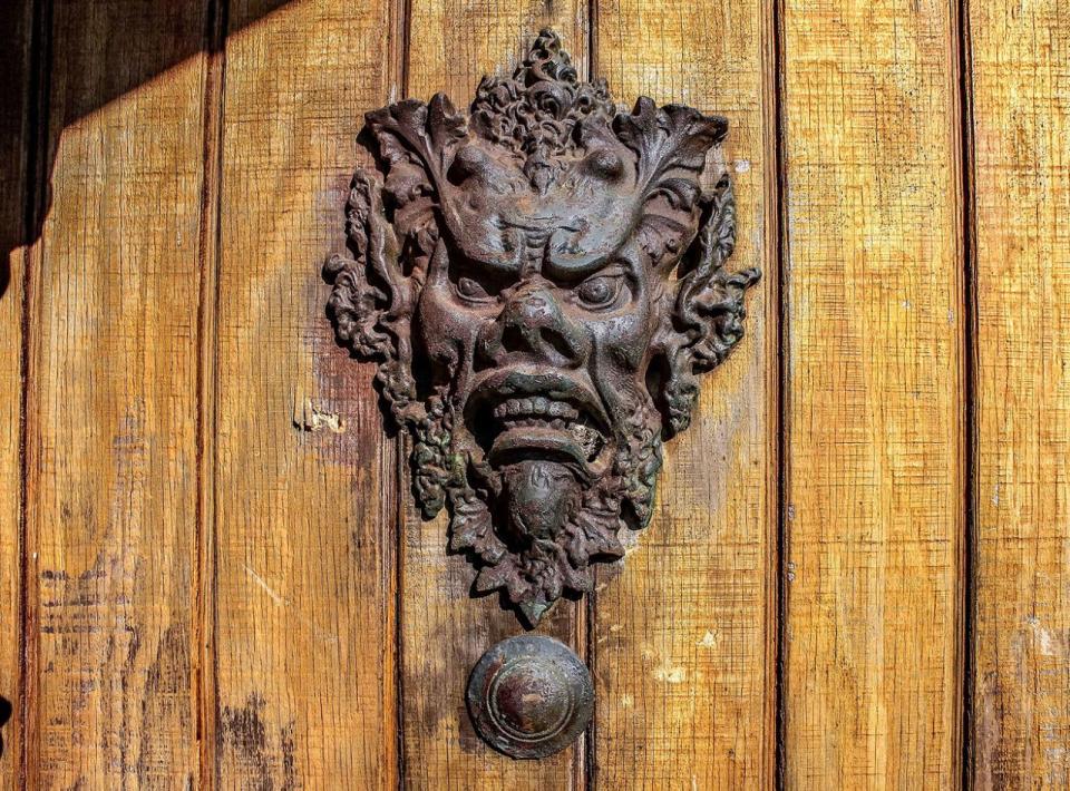 <p>Una escultura metálica encastrada en la puerta de la sauna (Foto: Abandoned Southeast/Caters News). </p>