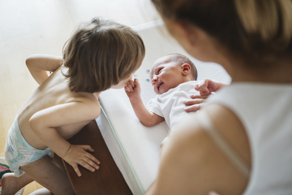 <p>En Hongrie comme plusieurs autres pays, le choix des parents pour prénommer leur progéniture se limite à une liste validée par le pouvoir. Ainsi, un couple de Hongrois passionnés de culture anglo-saxonne ne pourra pas appeler son enfant Stephen, l’orthographe anglaise n’étant pas approuvée. En revanche, ils pourront toujours se rabattre sur la version hongroise, Stefán. (Photo Getty) </p>