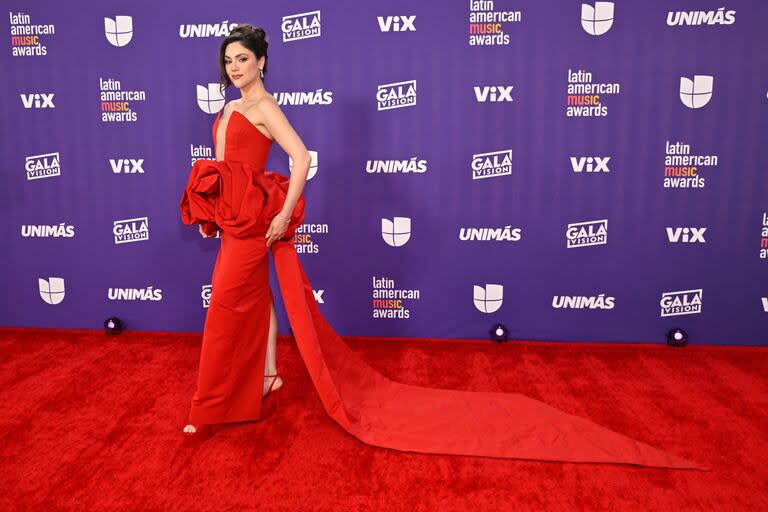  Yayis Villarreal: haute couture en rojo pasión para hacer composé con la alfombra roja de los Latin American Music Awards, en la ceremonia que se realiza en el MGM Grand Garden Arena de Las Vegas