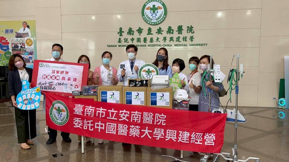 賈永婕19日赴台南5家醫院捐贈醫療物資。（圖／翻攝自賈永婕的跑跳人生臉書）