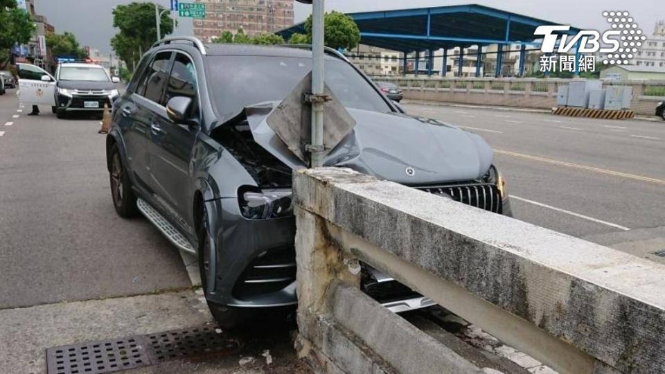 賓士車車頭嚴重毀損。（圖／TVBS）