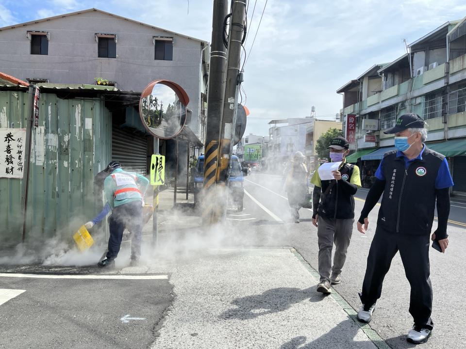 屏東1名在外地工作男子，有台南旅遊史，出現發燒、頭痛等疑似登革熱症狀，屏東縣政府接獲通報，男子快篩陽性，27日進行第2次採檢，縣府高度警戒，針對男子住家進行化學防治，防堵疫情擴散。（圖／屏東縣政府提供）
