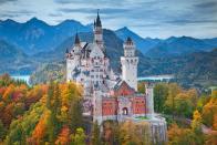 Touristen aus der ganzen Welt zieht das Märchenschloss von König Ludwig II. von Bayern an: jährlich bis zu 1,5 Millionen. Zurecht! Denn Neuschwanstein ist nicht nur ein wunderschönes Schloss im Stil mittelalterlicher Ritterburgen, sondern auch in eine traumhafte Kulisse gesetzt: oberhalb von Hohenschwangau bei Füssen. Kein Wunder, dass sich Disney für sein Firmenlogo und seine Filme von dem 1869 begonnenen Bau inspirieren ließ. (Bild: iStock / RudyBalasko)