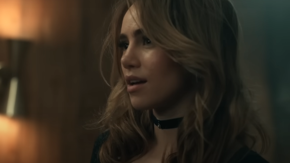 Suki Waterhouse in Daisy Jones and the Six.