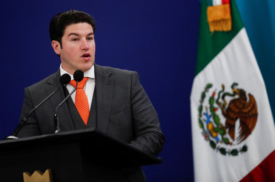 El gobernador del estado de Nuevo León, Samuel García, en la entrega de equipo escolar en la preparatoria Prepa Tec, en Monterrey, México 25 de abril de 2023. (REUTERS/Daniel Becerril)