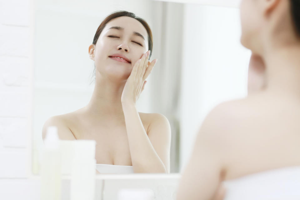 「氧化」對皮膚的主要影響之一就是皮膚「顯」老化。 包括皺紋、鬆弛、色素沉澱...，抗氧化劑則可以幫助減緩這些老化過程，保持皮膚年輕的外觀。