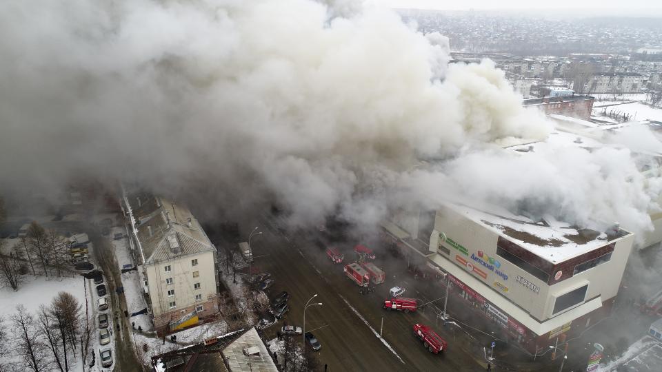 <p>In this Russian Emergency Situations Ministry photo, on March 25, 2018, smoke rises above a multistory shopping center in the Siberian city of Kemerovo, about 3,000 kilometers (1,900 miles) east of Moscow. (Photo: Russian Ministry for Emergency Situations photo via AP) </p>