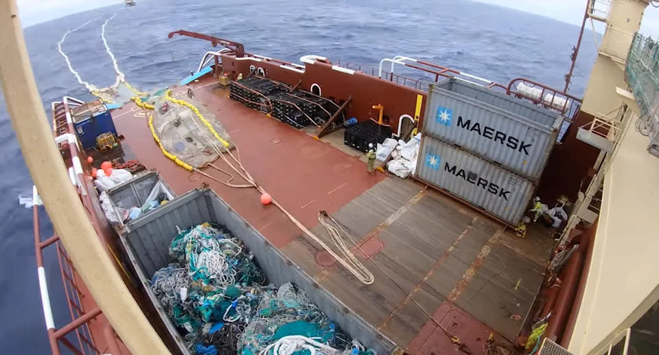 Rund 6.820 kg Müll wurden von „The Ocean Cleanup“ in einer einzigen Aktion aus dem Meer und auf ein Boot gezogen. Quelle: The Ocean Cleanup
