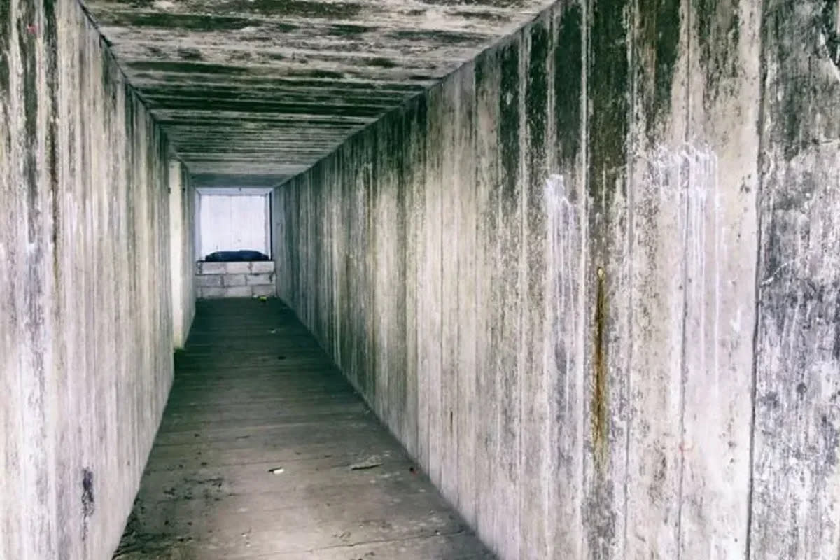 Inside, long tunnels are built from reinforced concrete (Strettons)