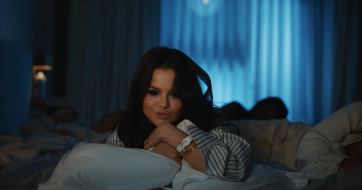 Selena Gomez dans son nouveau clip « Single Soon » veut prouver comme Miley Cyrus qu’il n’y a pas toujours besoin d’être en couple pour être heureuse.