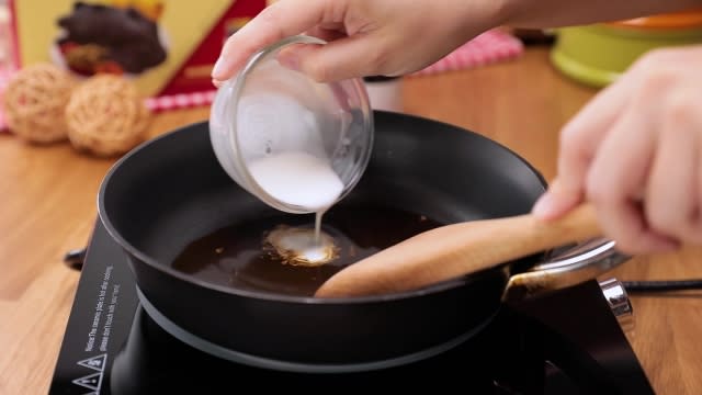 Adding cornflour slurry to thicken gravy in frying pan