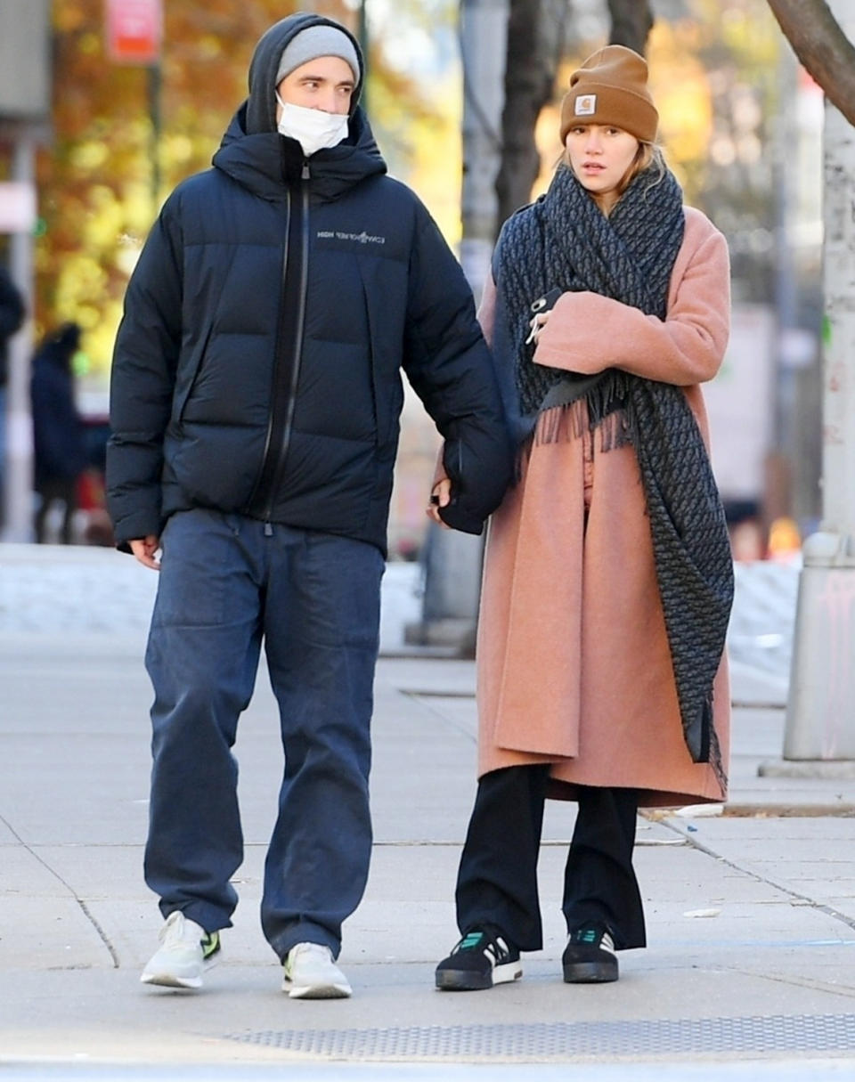 <p>Robert Pattinson and Suki Waterhouse hold hands as they brave the cold in N.Y.C. on Dec. 8.</p>