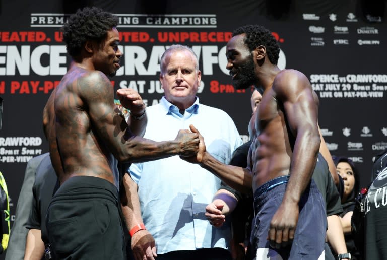 Errol Spence and Terence Crawford shake hands at their weigh-in for their welterweight world title unification fight in Las Vegas, Nevada (AL BELLO)