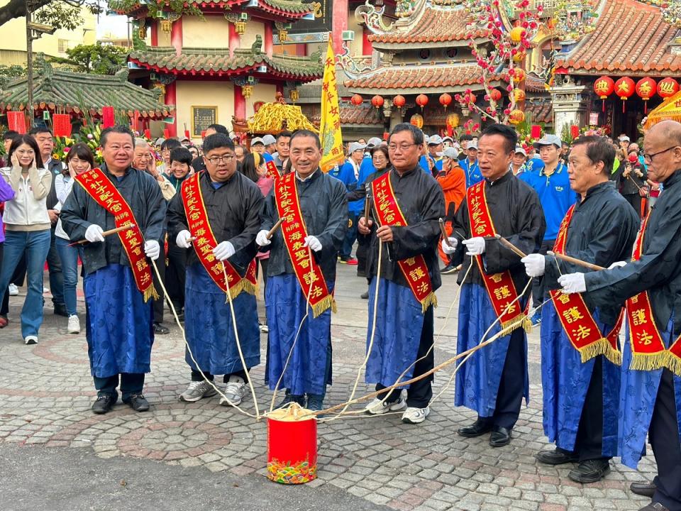 國民黨總統參選人侯友宜返鄉參與海表聖會，與嘉義縣長翁章梁等貴賓，共同點燃起馬炮。（圖：龐清廉攝）