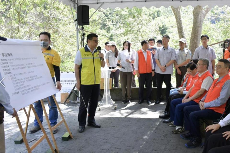 台鐵董事長杜微向卓揆報告台鐵229次列車事故。圖／行政院